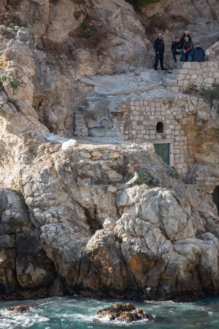 IZVODILI NEZAKONITE RADOVE NA STIJENI PODNO TVRĐAVICE LOVRIJENAC: Grad Dubrovnik podnio kaznenu prijavu