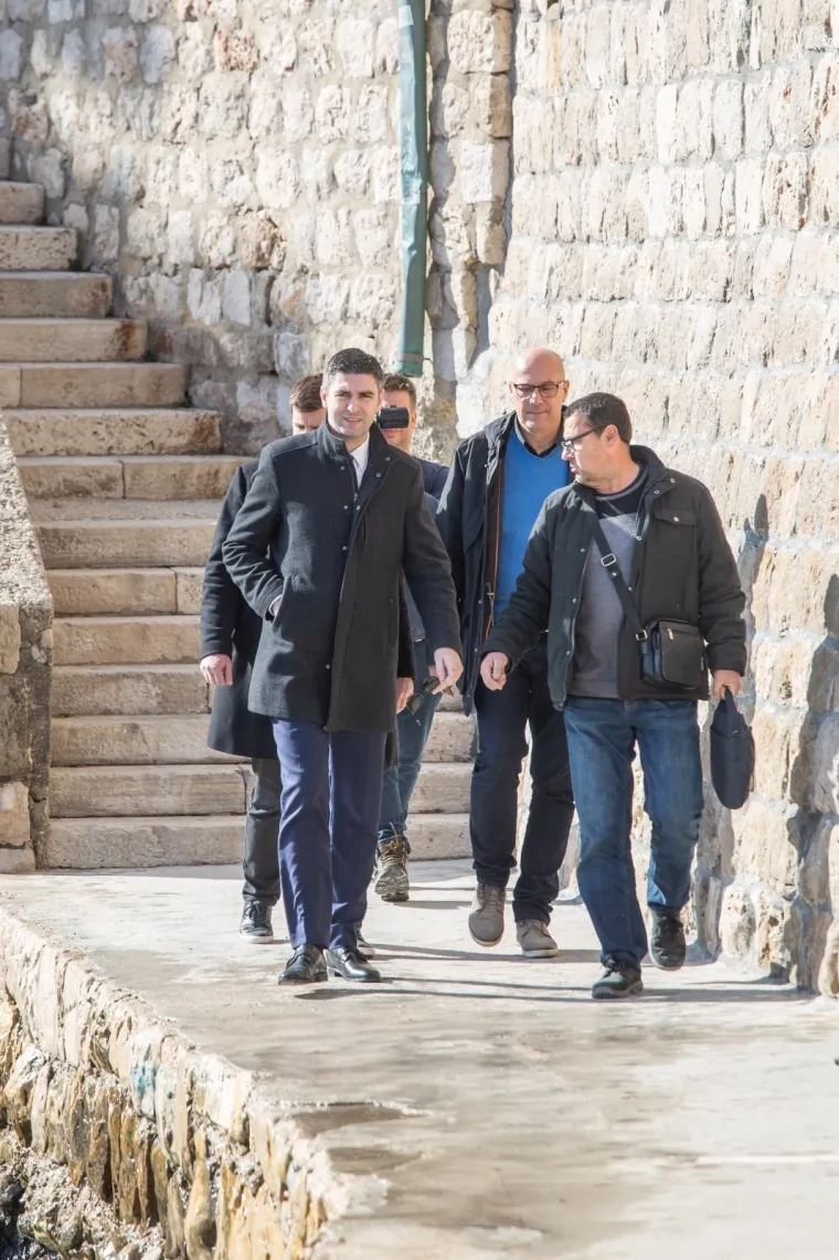 IZVODILI NEZAKONITE RADOVE NA STIJENI PODNO TVRĐAVICE LOVRIJENAC: Grad Dubrovnik podnio kaznenu prijavu