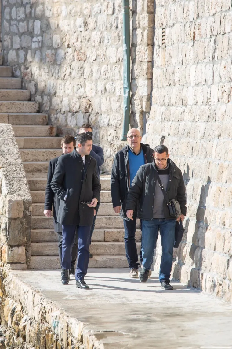 IZVODILI NEZAKONITE RADOVE NA STIJENI PODNO TVRĐAVICE LOVRIJENAC: Grad Dubrovnik podnio kaznenu prijavu