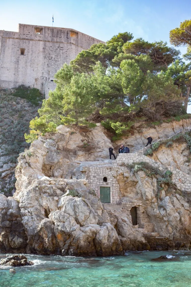IZVODILI NEZAKONITE RADOVE NA STIJENI PODNO TVRĐAVICE LOVRIJENAC: Grad Dubrovnik podnio kaznenu prijavu