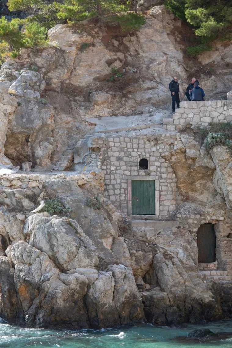 IZVODILI NEZAKONITE RADOVE NA STIJENI PODNO TVRĐAVICE LOVRIJENAC: Grad Dubrovnik podnio kaznenu prijavu