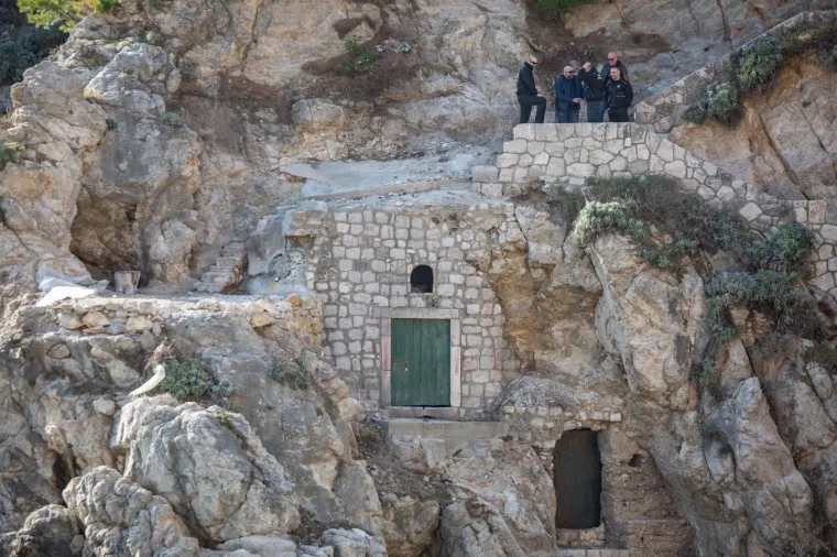 IZVODILI NEZAKONITE RADOVE NA STIJENI PODNO TVRĐAVICE LOVRIJENAC: Grad Dubrovnik podnio kaznenu prijavu