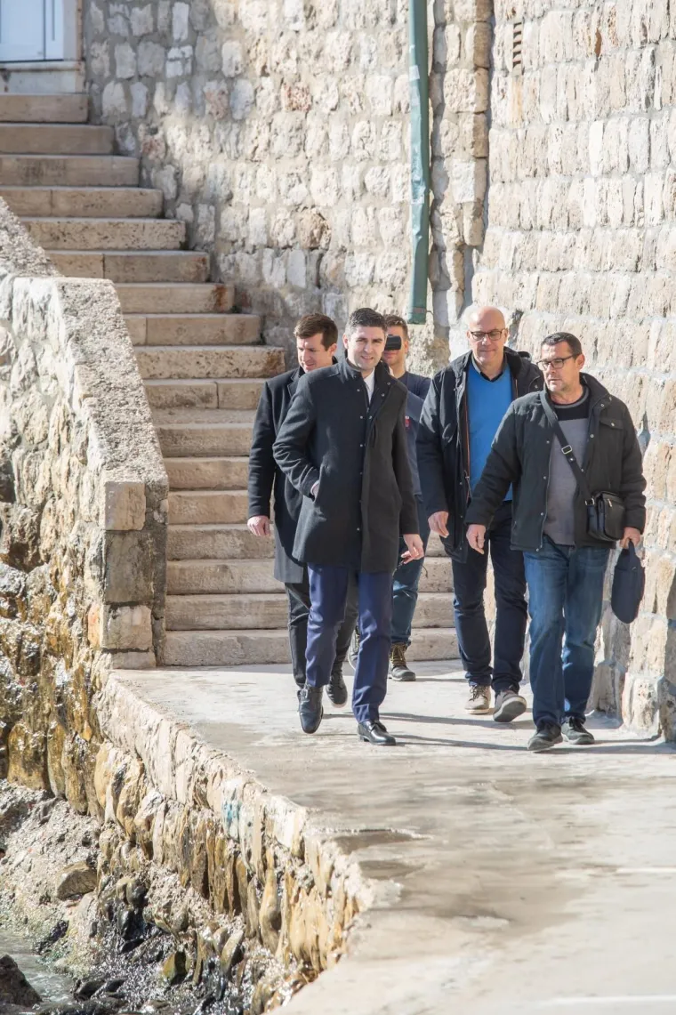 IZVODILI NEZAKONITE RADOVE NA STIJENI PODNO TVRĐAVICE LOVRIJENAC: Grad Dubrovnik podnio kaznenu prijavu