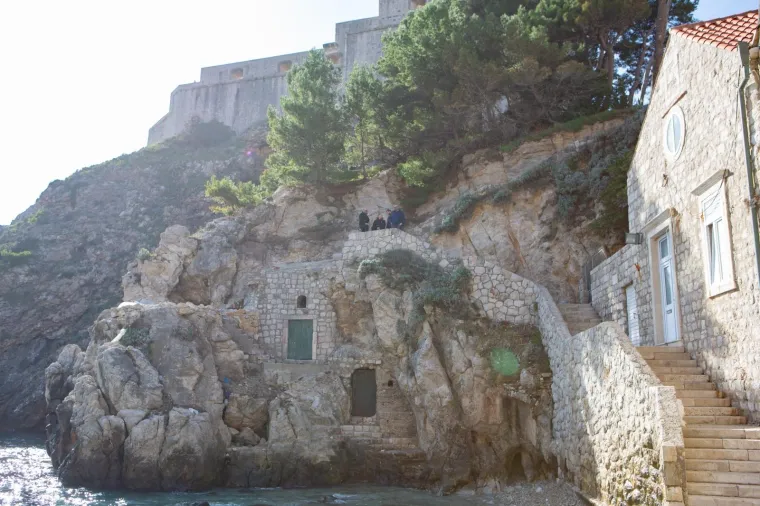 IZVODILI NEZAKONITE RADOVE NA STIJENI PODNO TVRĐAVICE LOVRIJENAC: Grad Dubrovnik podnio kaznenu prijavu