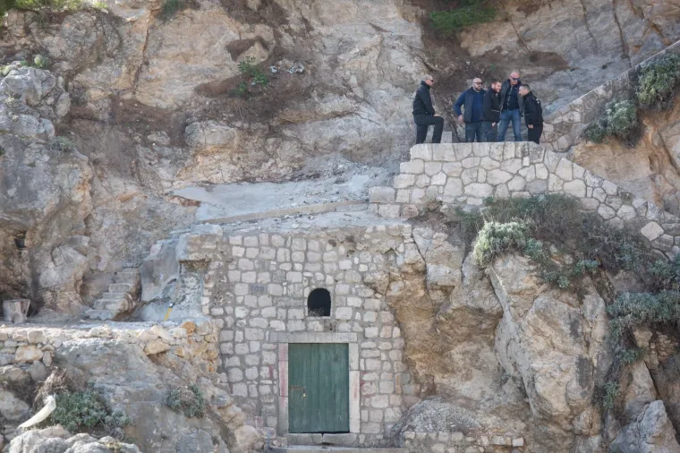 IZVODILI NEZAKONITE RADOVE NA STIJENI PODNO TVRĐAVICE LOVRIJENAC: Grad Dubrovnik podnio kaznenu prijavu