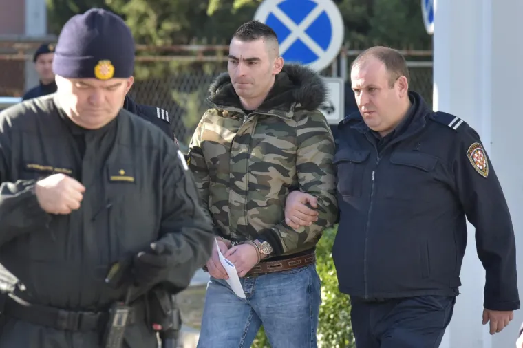 Darko Kovačević Daruvarac progla&scaron;en je krivim jer je pretukao i te&scaron;ko ozlijedio 18-godi&scaron;nju djevojku. Nepravomoćno je osuđen na pet godina zatvora. Za nano&scaron;enje te&scaron;kih tjelesnih ozljeda biv&scaron;oj djevojci dobio je 4,6 godina, a za prijetnje 10 mjeseci. Ukupno mu je kazna objedinjena na pet godina bezuvjetnog zatvora.