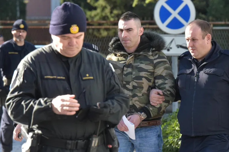 Darko Kovačević Daruvarac progla&scaron;en je krivim jer je pretukao i te&scaron;ko ozlijedio 18-godi&scaron;nju djevojku. Nepravomoćno je osuđen na pet godina zatvora. Za nano&scaron;enje te&scaron;kih tjelesnih ozljeda biv&scaron;oj djevojci dobio je 4,6 godina, a za prijetnje 10 mjeseci. Ukupno mu je kazna objedinjena na pet godina bezuvjetnog zatvora.