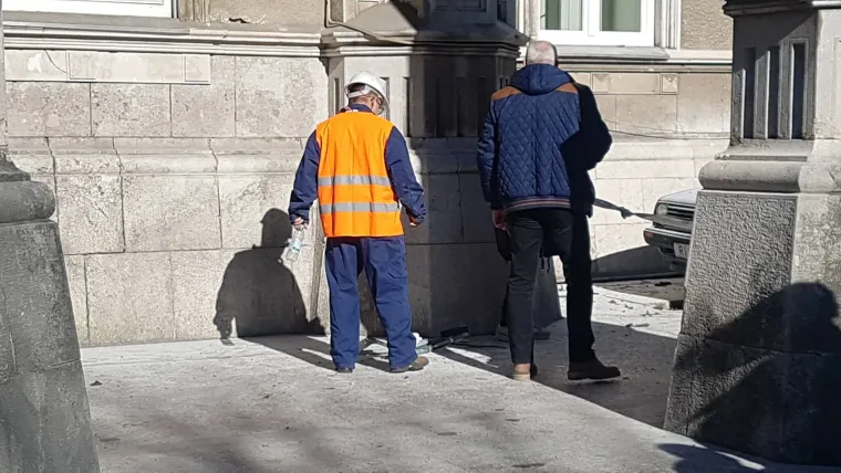 Eksplozija u riječkom KBC-u: O&scaron;tećeno nekoliko automobila, detonacija &scaron;okirala djelatnike i pacijente