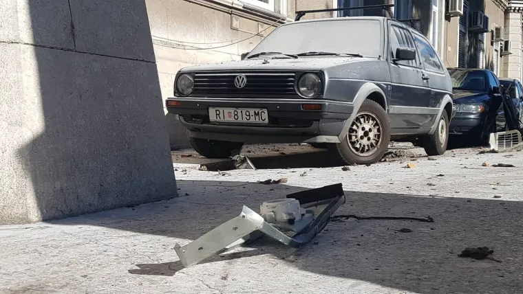 Eksplozija u riječkom KBC-u: O&scaron;tećeno nekoliko automobila, detonacija &scaron;okirala djelatnike i pacijente