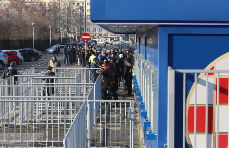 Počinje europsko proljeće: Dinamovi navijači u velikim redovima čekaju ulaznice za Viktoriju Plzen