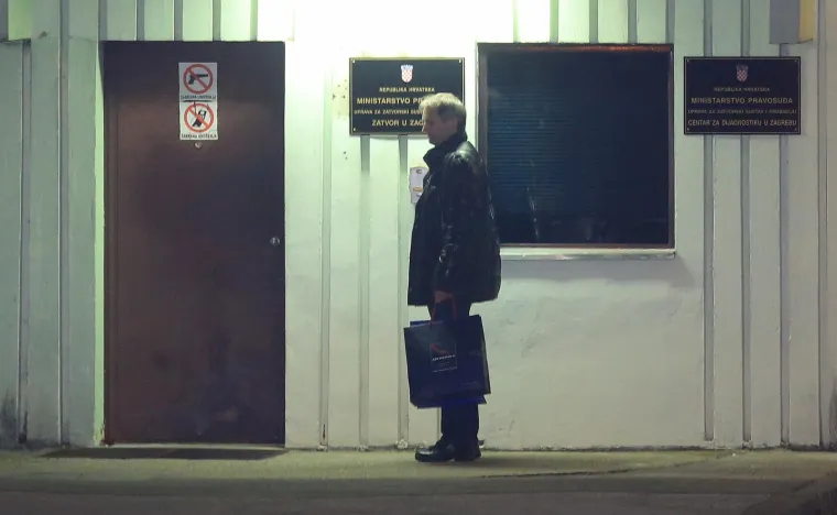 Zeljko Dolacki, suspendirani policajac u odsutnosti osudjen zbog kradje zlata i novca iz sefa u sjedistu zagrebacke kriminalisticke policije, predao se u Remetinec. Photo: Marko Prpic/PIXSELL