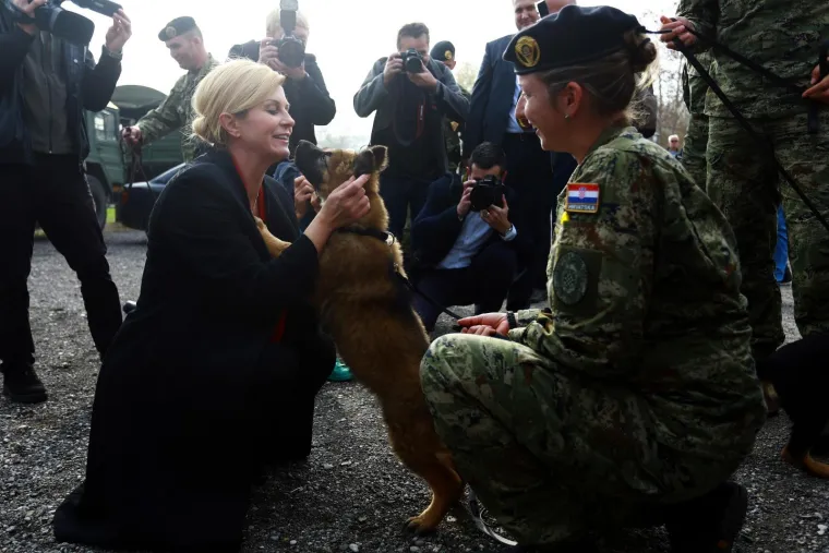 I nije joj za zamijeriti, kao ni ovim preslatki mali&scaron;anima koji jo&scaron; ne znaju strogi vojni protokol