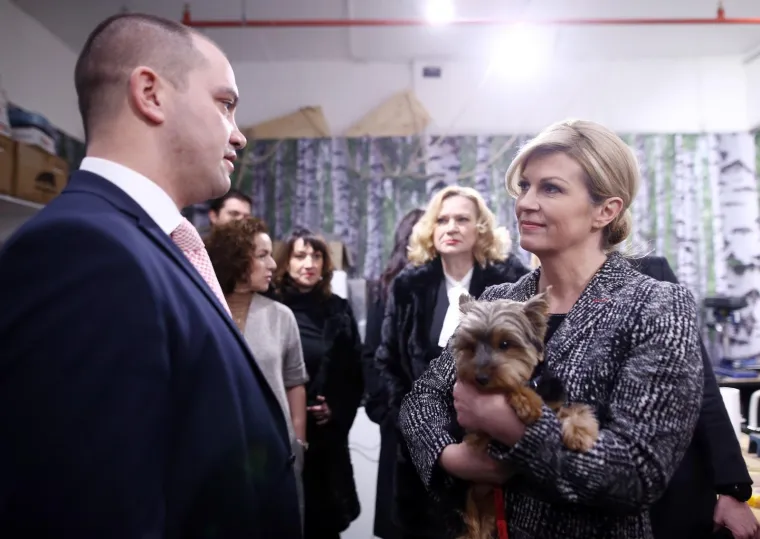 Predsjednica Grabar-Kitarović u četvrtak je obi&scaron;la Zagrebački inovacijski centar na Zagrebackom velesajmu.  Nekako, i negdje već je na&scaron;la nekog psa kojeg je zgrabila.