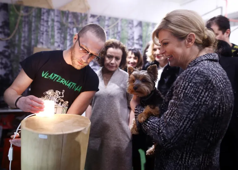 I nije ga pu&scaron;tala ni dok su joj pokazivali nova čuda tehnike i planove za budoćnost