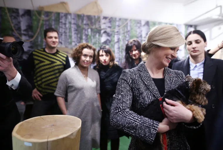 I čini se da da je i biti samo i njega gledala