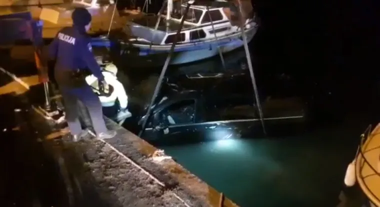 Luksuzni Mercedes noćas upao u more u Zadru: Vozač se uspio izvući i doplivati do obale