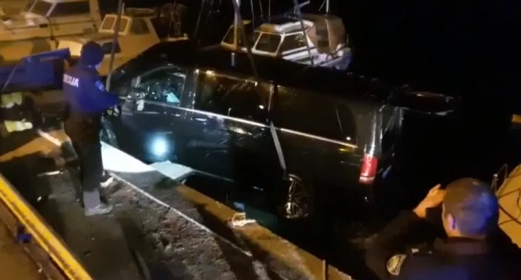 Luksuzni Mercedes noćas upao u more u Zadru: Vozač se uspio izvući i doplivati do obale