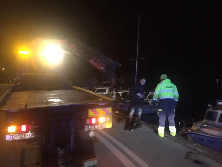 Luksuzni Mercedes noćas upao u more u Zadru: Vozač se uspio izvući i doplivati do obale