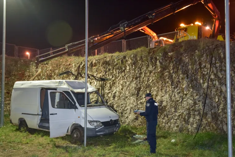 08.02.2019., Zadar - U neposrednoj blizini sportskog centra Vi&scaron;njik dogodila se te&scaron;ka prometna nesreća u kojoj su sudjelovala tri vozila. Jedno od njih, kombi, zavr&scaron;ilo je u četiri metra dubokoj provaliji.Vozilo su izvlačile dvije dizalice