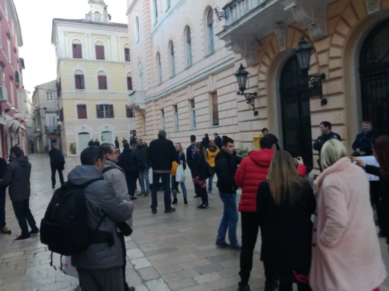 Nezadovoljni građani iza&scaron;li na ulice: 'Želimo prozvati vlast da promjeni zakon'