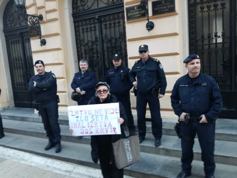 Nezadovoljni građani iza&scaron;li na ulice: 'Želimo prozvati vlast da promjeni zakon'