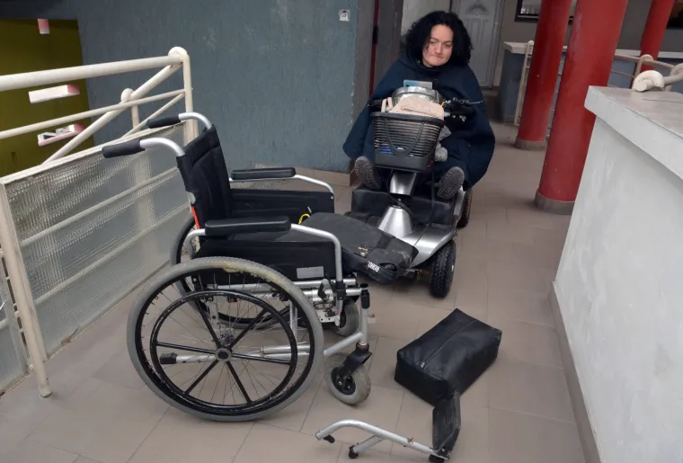 Užas u Slavonskom Brodu: Kristini vandali i o&scaron;tetili ivalidska kolica