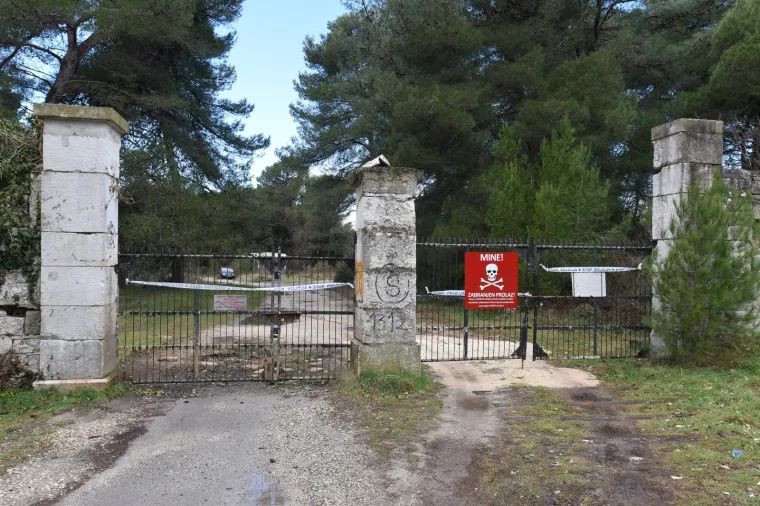 Opasnost od mina! U biv&scaron;oj vojarni u Puli pronađena eksplozivna sredstva iz Drugog svjetskog rata, sve je zatvoreno