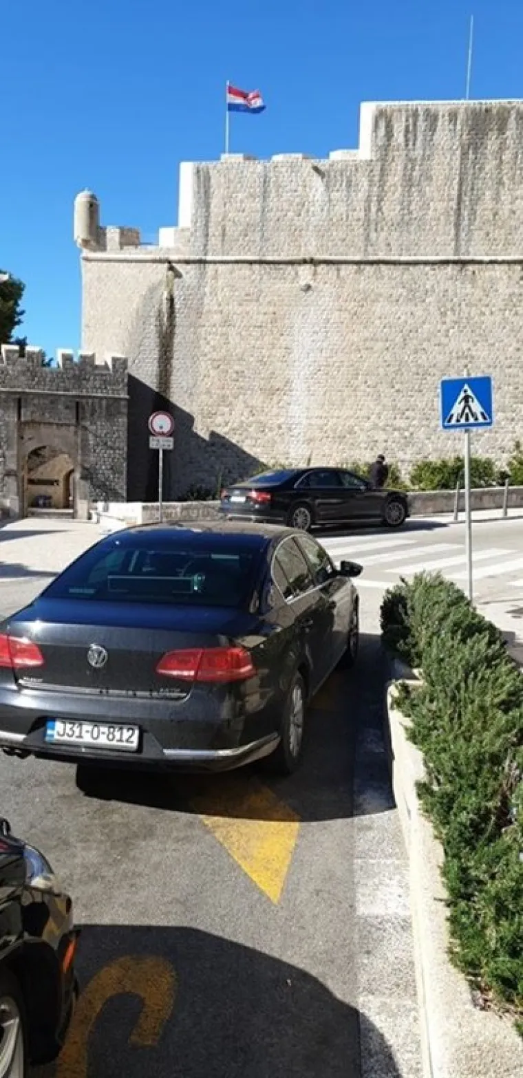 Čelnik bosanskohercegovačkog HDZ-a i njegova pratnja odlučili su ostaviti vozila nasred ulice. Naime, jedan automobil bio je parkiran na autobusnoj stanici, a drugo na pločniku.