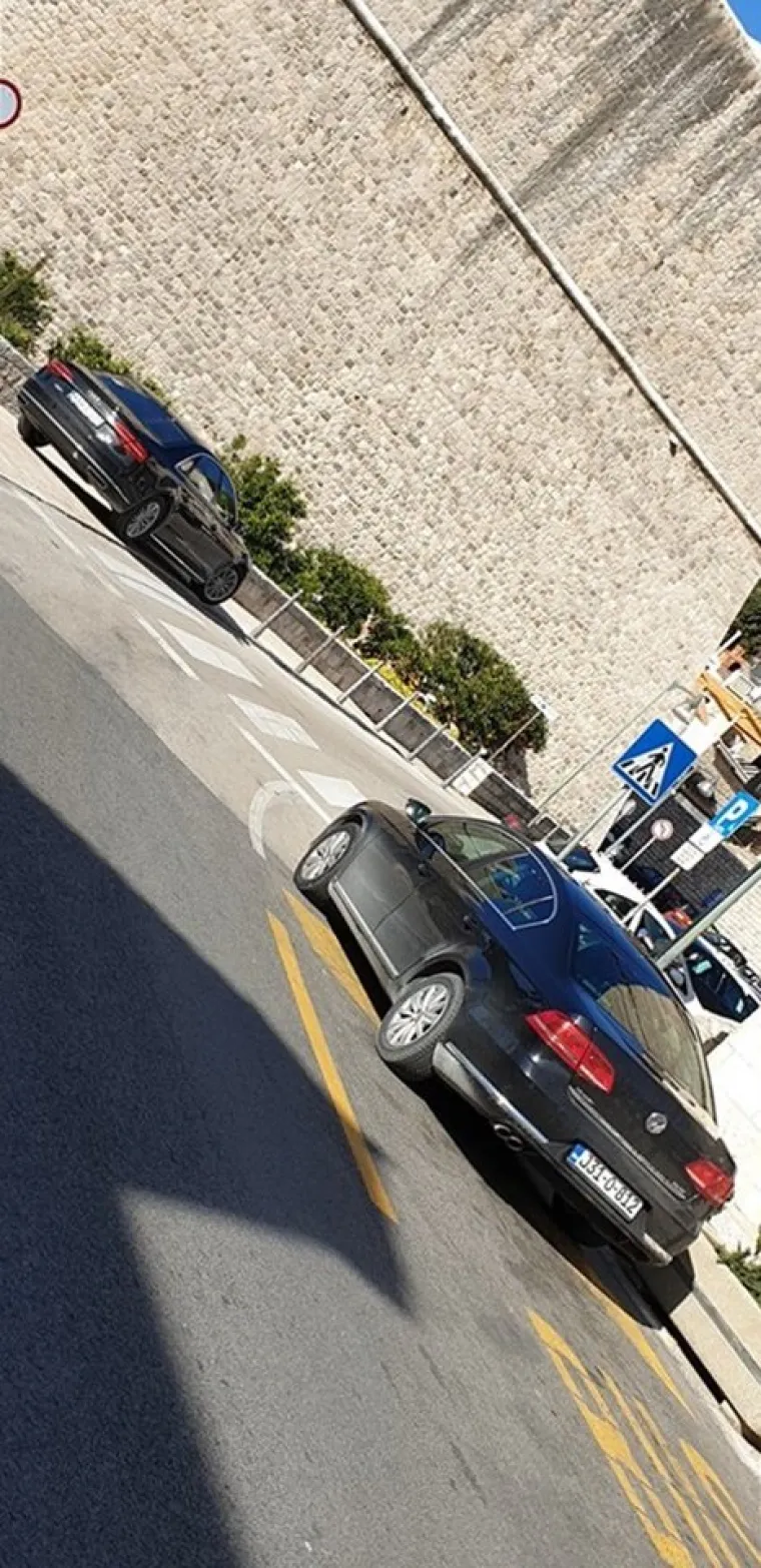 Čelnik bosanskohercegovačkog HDZ-a i njegova pratnja odlučili su ostaviti vozila nasred ulice. Naime, jedan automobil bio je parkiran na autobusnoj stanici, a drugo na pločniku.