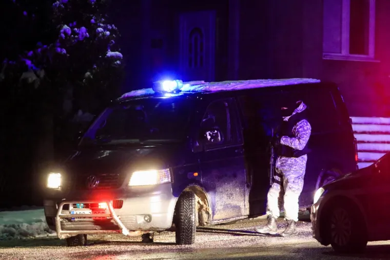 Policija na skretanju prema Suhodolu u Bosni i Hercegovini, par kilometara od mjesta gdje je Edin Gačić ubio Mahira Begića.