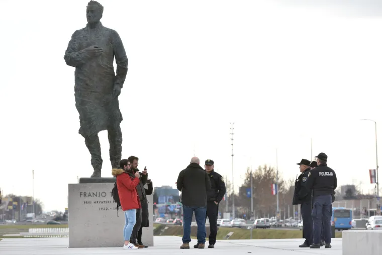 Dobio zabranu prilaska Tuđmanu pa odmah oti&scaron;ao tamo, dočekala ga policija