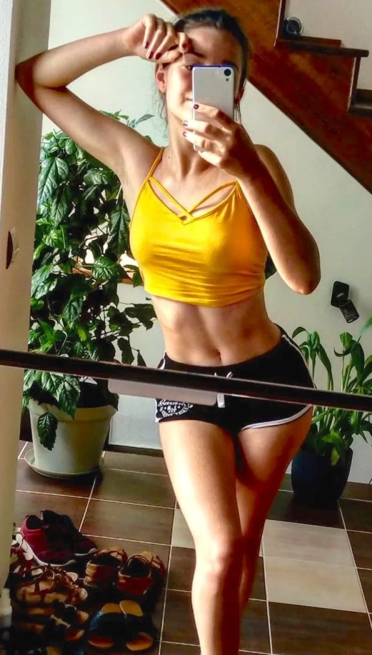 JAKO SEKSI ZLOUPOTREBA SELFIE-STICKA: Kad one snimaju svoje adute, ekrani se magle, a srce počinje preskakivati