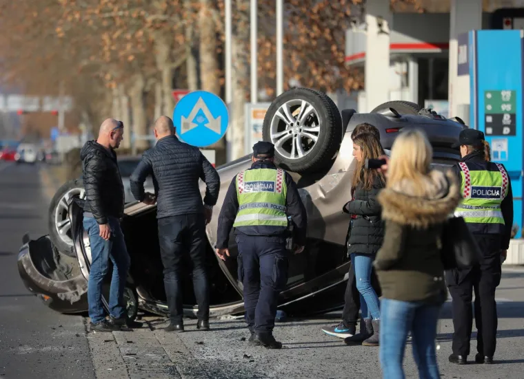 U prometnoj nesreći koja se danas dogodila u Ulici SR Njemačke u Zagrebu sudarila su se dva automobila prilikom čega je jedno vozilo zavr&scaron;ilo na krovu. Srećom, u nesreći nitko nije teže ozlijeđen.