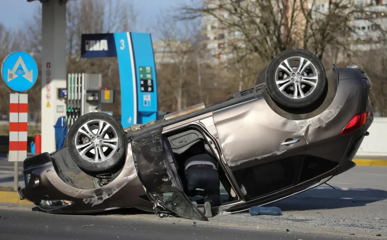 TE&Scaron;KA PROMETNA NESREĆA U ZAGREBU: Jedan automobil je nakon sudara zavr&scaron;io na krovu
