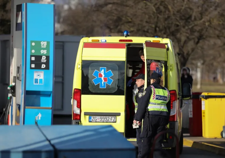 TE&Scaron;KA PROMETNA NESREĆA U ZAGREBU: Jedan automobil je nakon sudara zavr&scaron;io na krovu