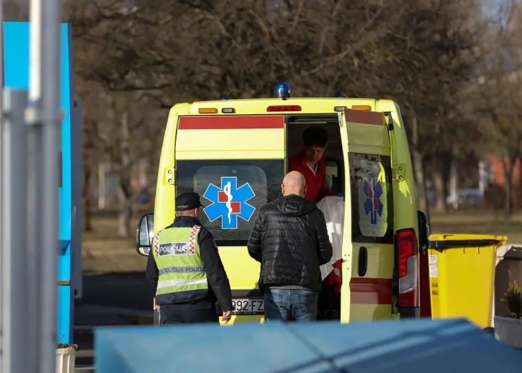 TE&Scaron;KA PROMETNA NESREĆA U ZAGREBU: Jedan automobil je nakon sudara zavr&scaron;io na krovu