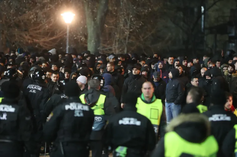 Okr&scaron;aj uoči utakmice u Plzenu: Bad Blue Boysi sukobili se s policijom i gađali je bakljama