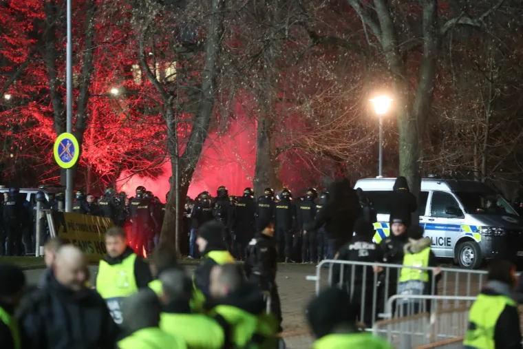 Okr&scaron;aj uoči utakmice u Plzenu: Bad Blue Boysi sukobili se s policijom i gađali je bakljama