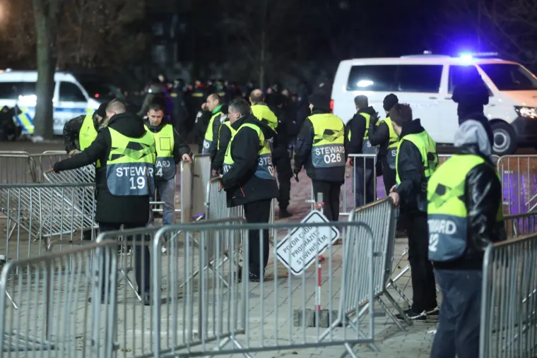 Okr&scaron;aj uoči utakmice u Plzenu: Bad Blue Boysi sukobili se s policijom i gađali je bakljama