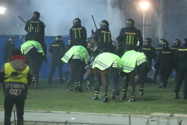 Okr&scaron;aj uoči utakmice u Plzenu: Bad Blue Boysi sukobili se s policijom i gađali je bakljama