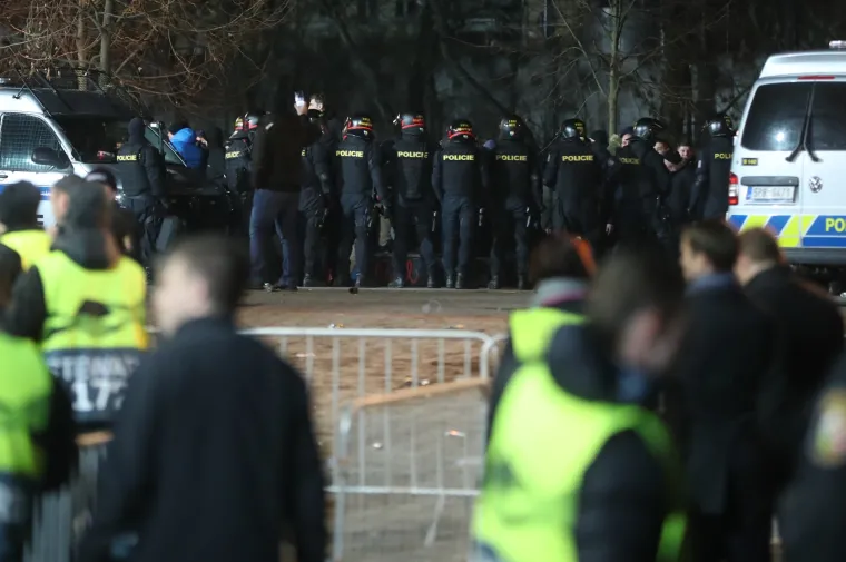 Okr&scaron;aj uoči utakmice u Plzenu: Bad Blue Boysi sukobili se s policijom i gađali je bakljama