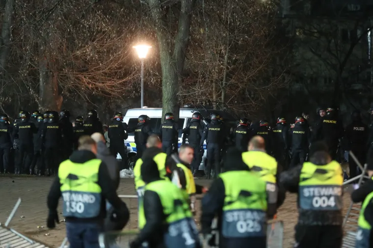 Okr&scaron;aj uoči utakmice u Plzenu: Bad Blue Boysi sukobili se s policijom i gađali je bakljama