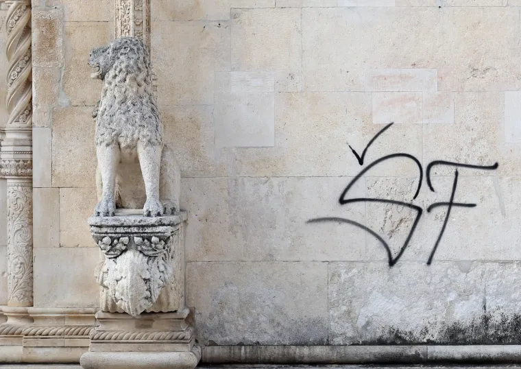 Nepoznati počinitelji i&scaron;arali pročelje &scaron;ibenske katedrale