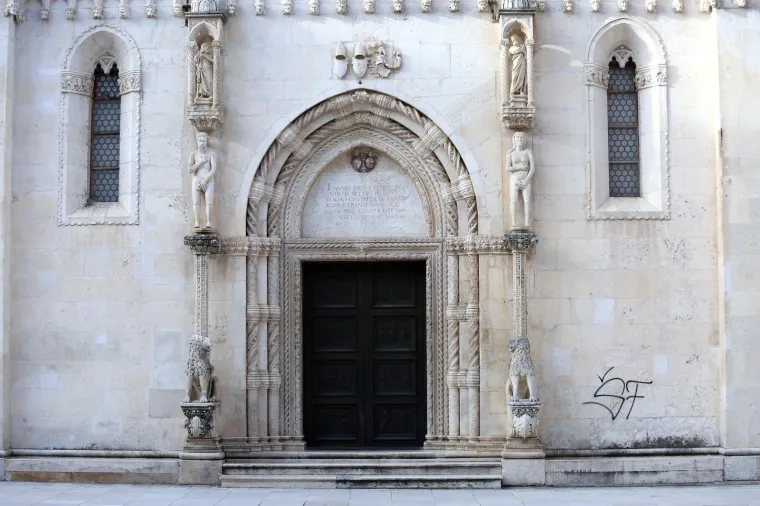 Nepoznati počinitelji i&scaron;arali pročelje &scaron;ibenske katedrale