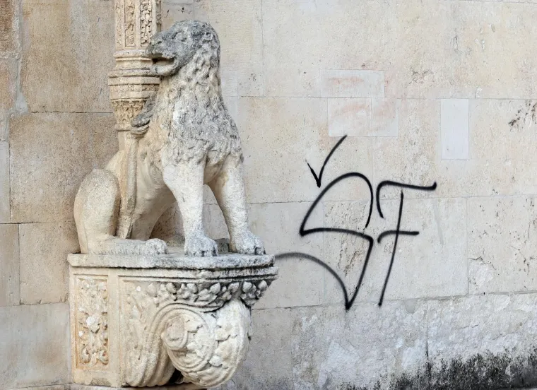 Nepoznati počinitelji i&scaron;arali pročelje &scaron;ibenske katedrale