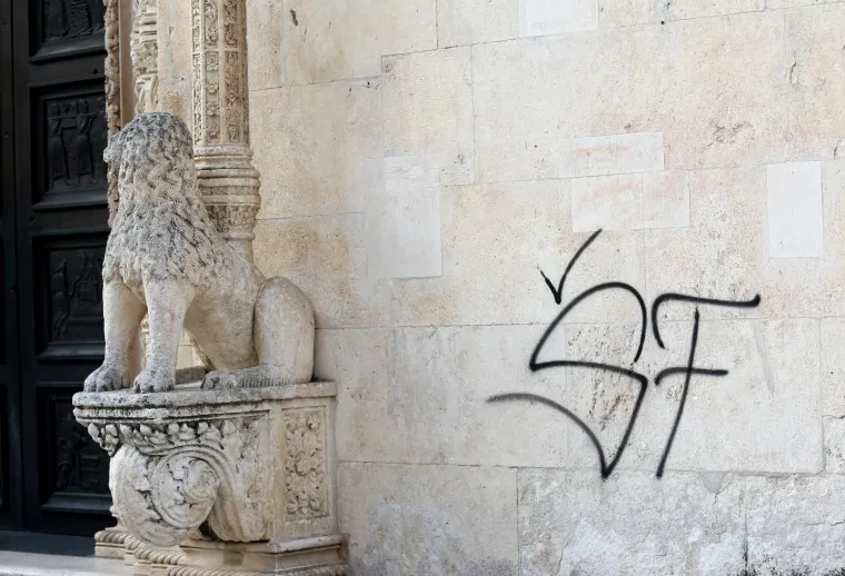 Nepoznati počinitelji i&scaron;arali pročelje &scaron;ibenske katedrale