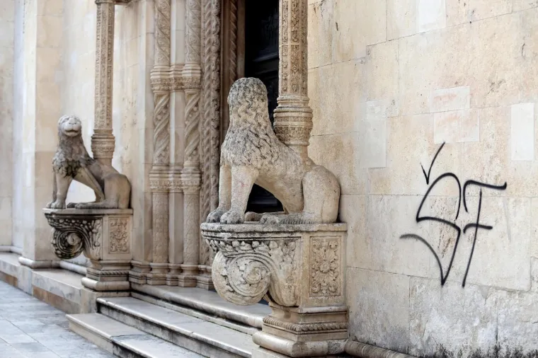 Nepoznati počinitelji i&scaron;arali pročelje &scaron;ibenske katedrale