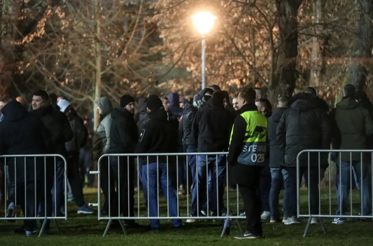 JAKE POLICIJSKE SNAGE OKRUŽILE BOYSE: Pogledajte kako su navijači ispraćeni do stadiona