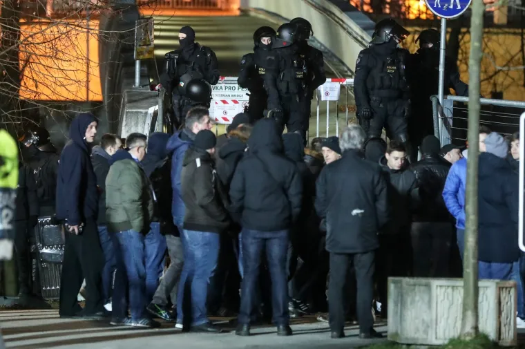 JAKE POLICIJSKE SNAGE OKRUŽILE BOYSE: Pogledajte kako su navijači ispraćeni do stadiona