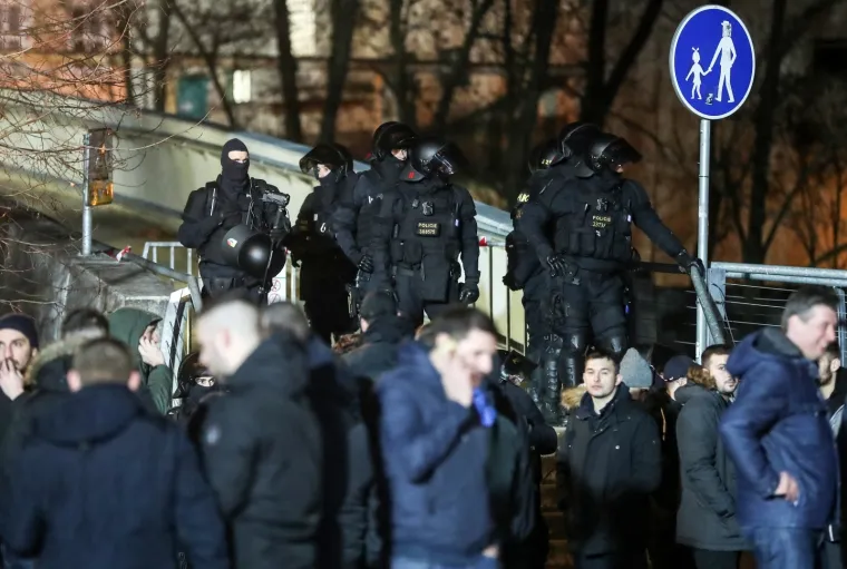 JAKE POLICIJSKE SNAGE OKRUŽILE BOYSE: Pogledajte kako su navijači ispraćeni do stadiona